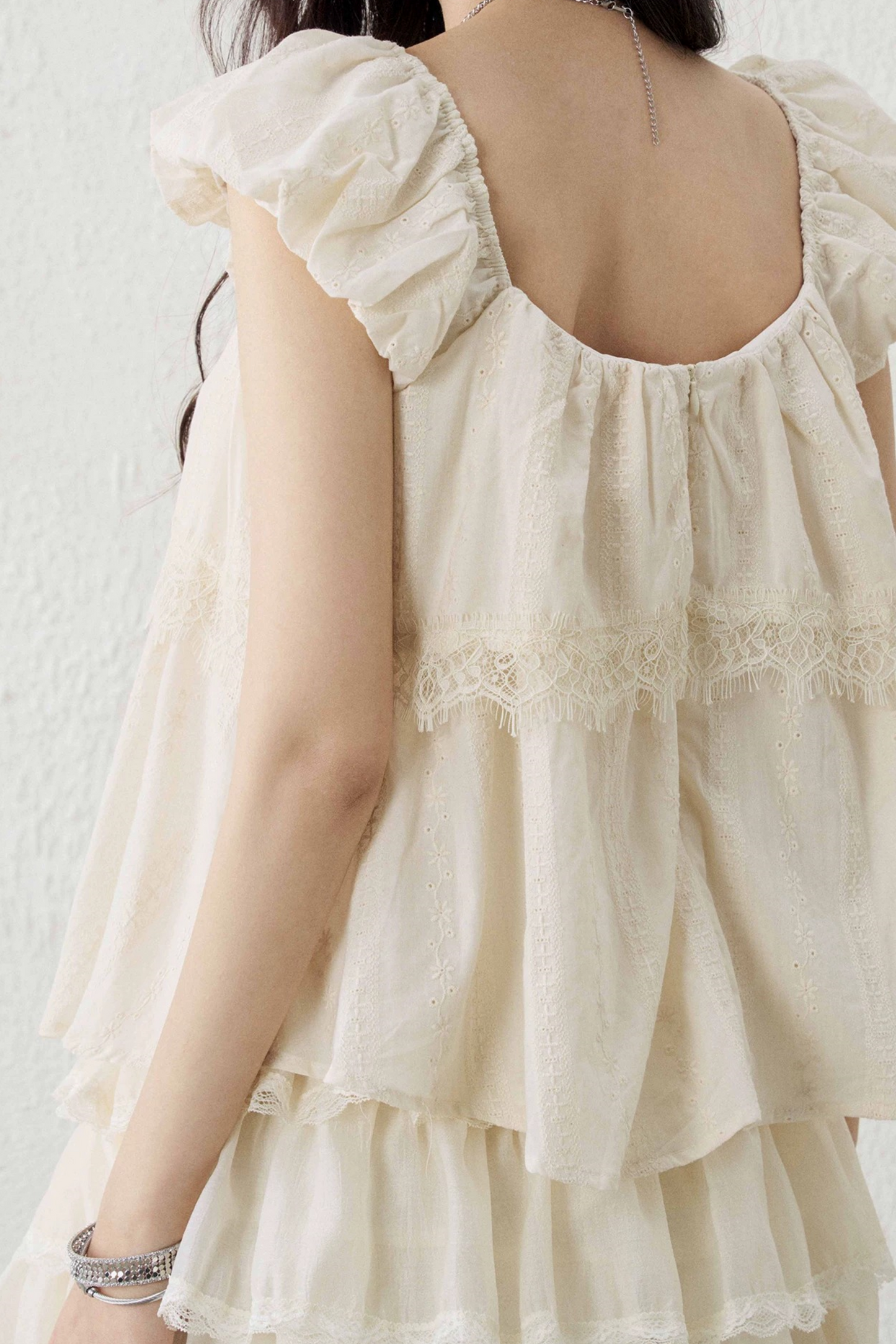 Top corto estilo babydoll con mangas con volantes