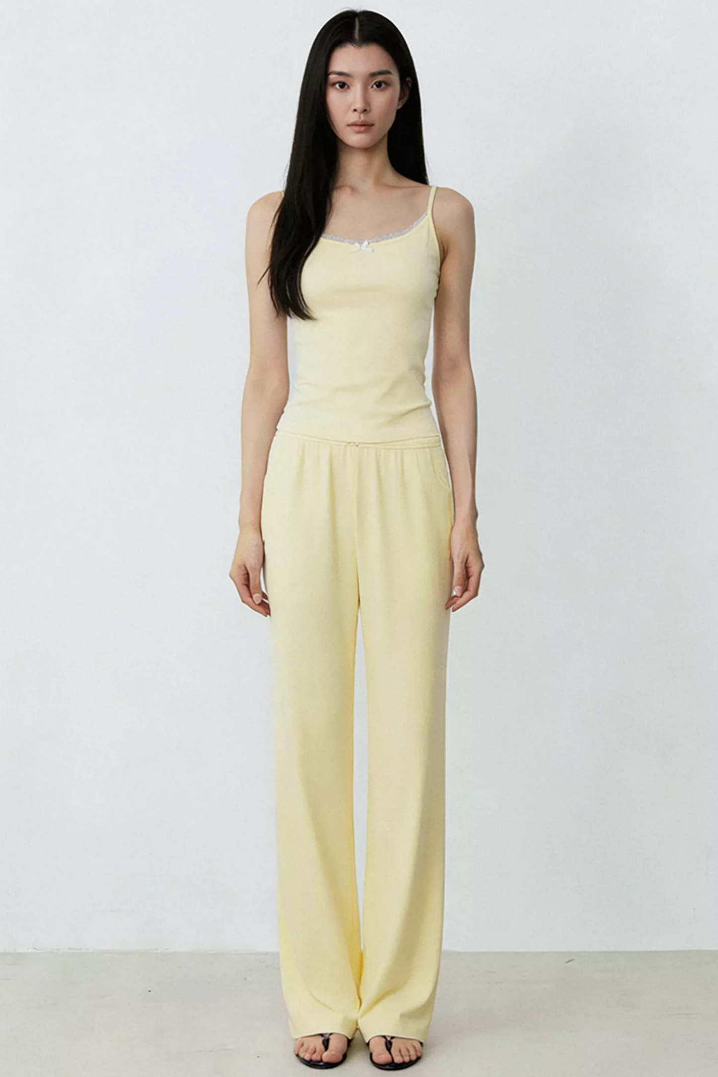 Completo con gilet in pizzo giallo crema