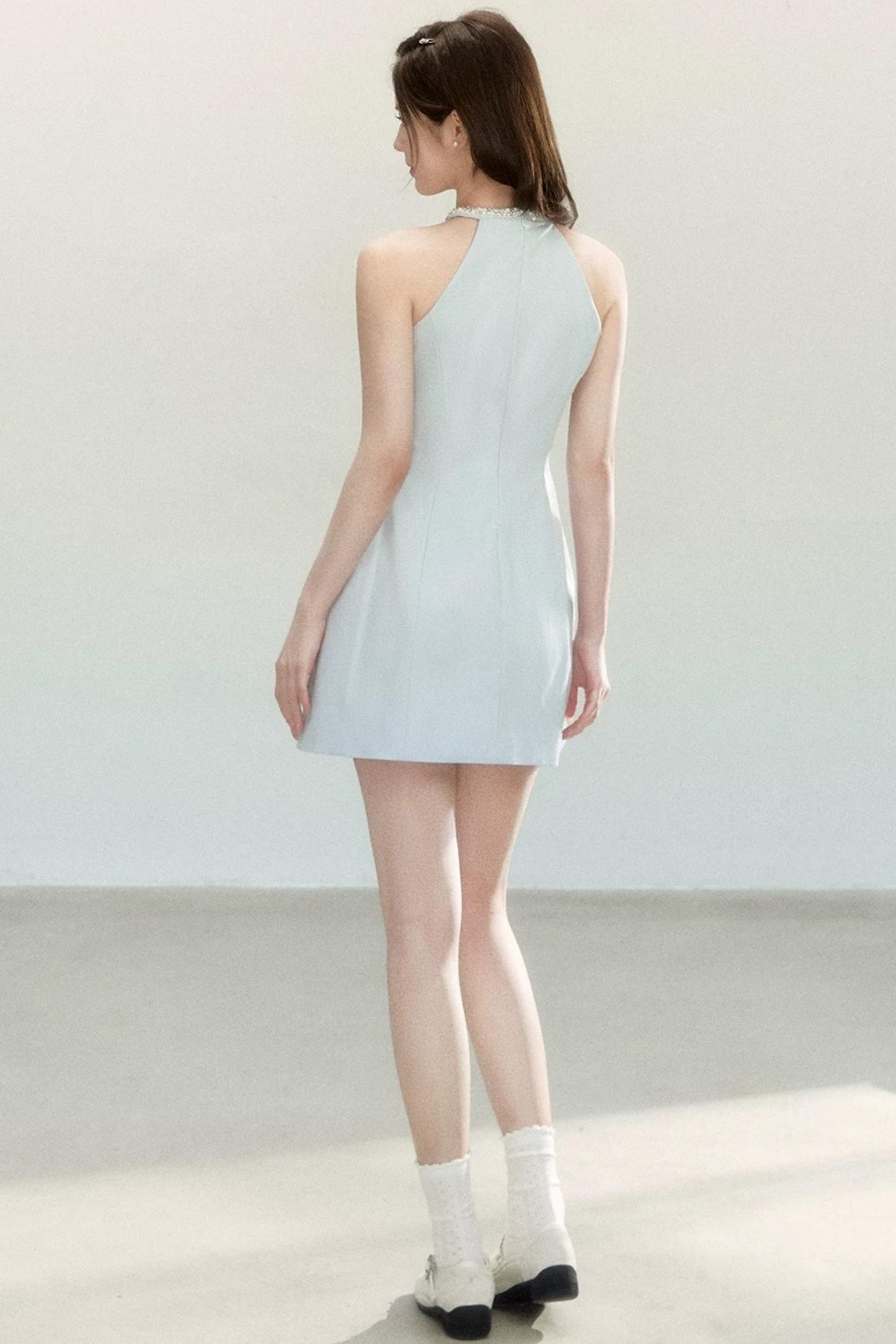Elegante abito blu con scollo all’americana
