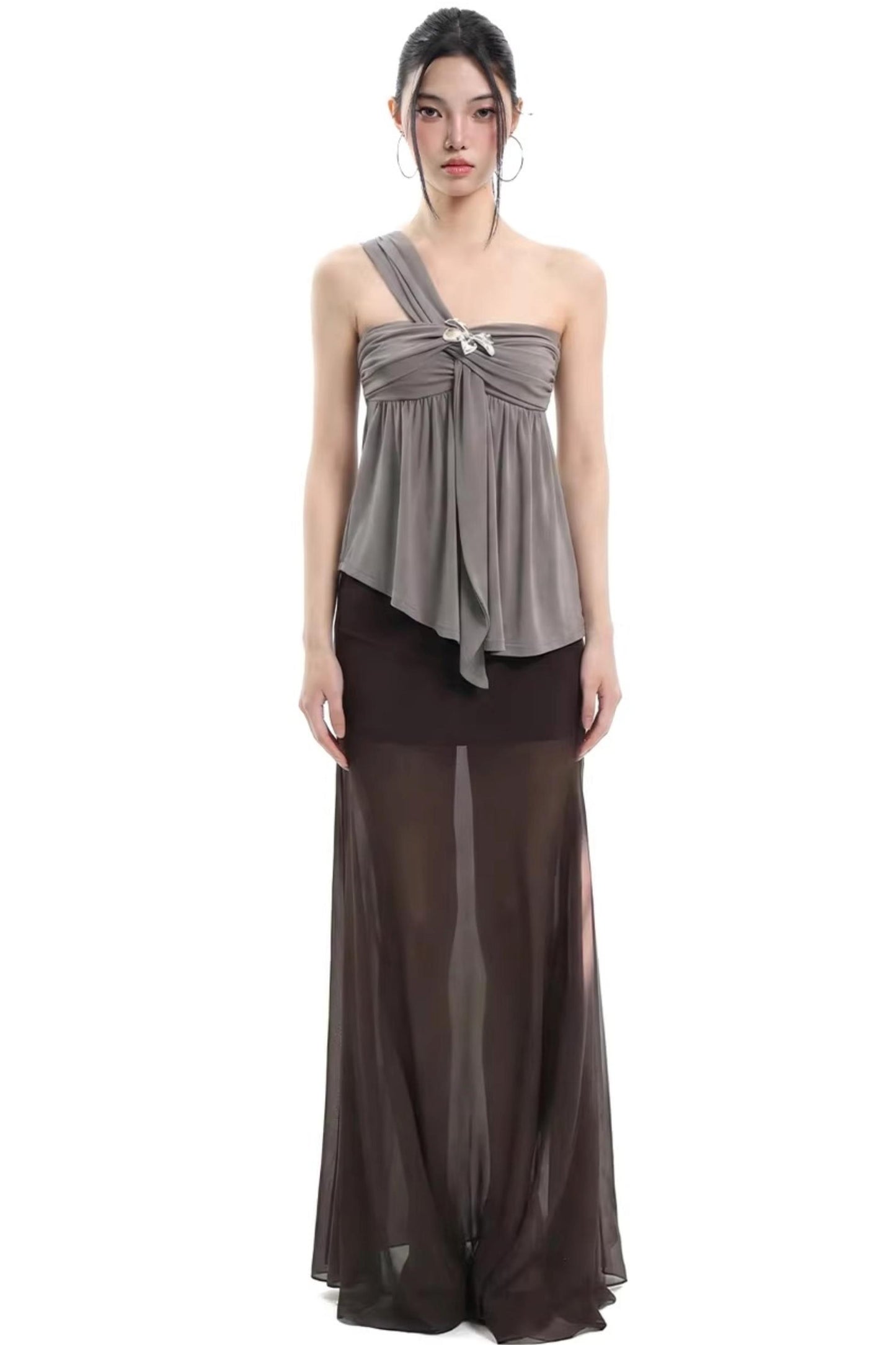 Top grigio speziato con spalle scoperte