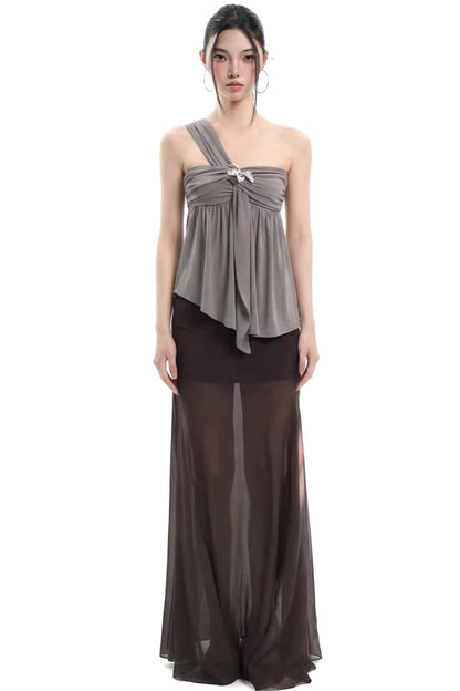 Top grigio speziato con spalle scoperte