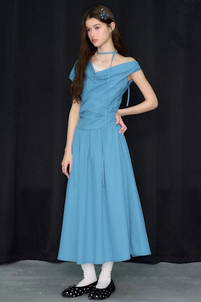 Blaues langes Kleid mit Wasserfallausschnitt