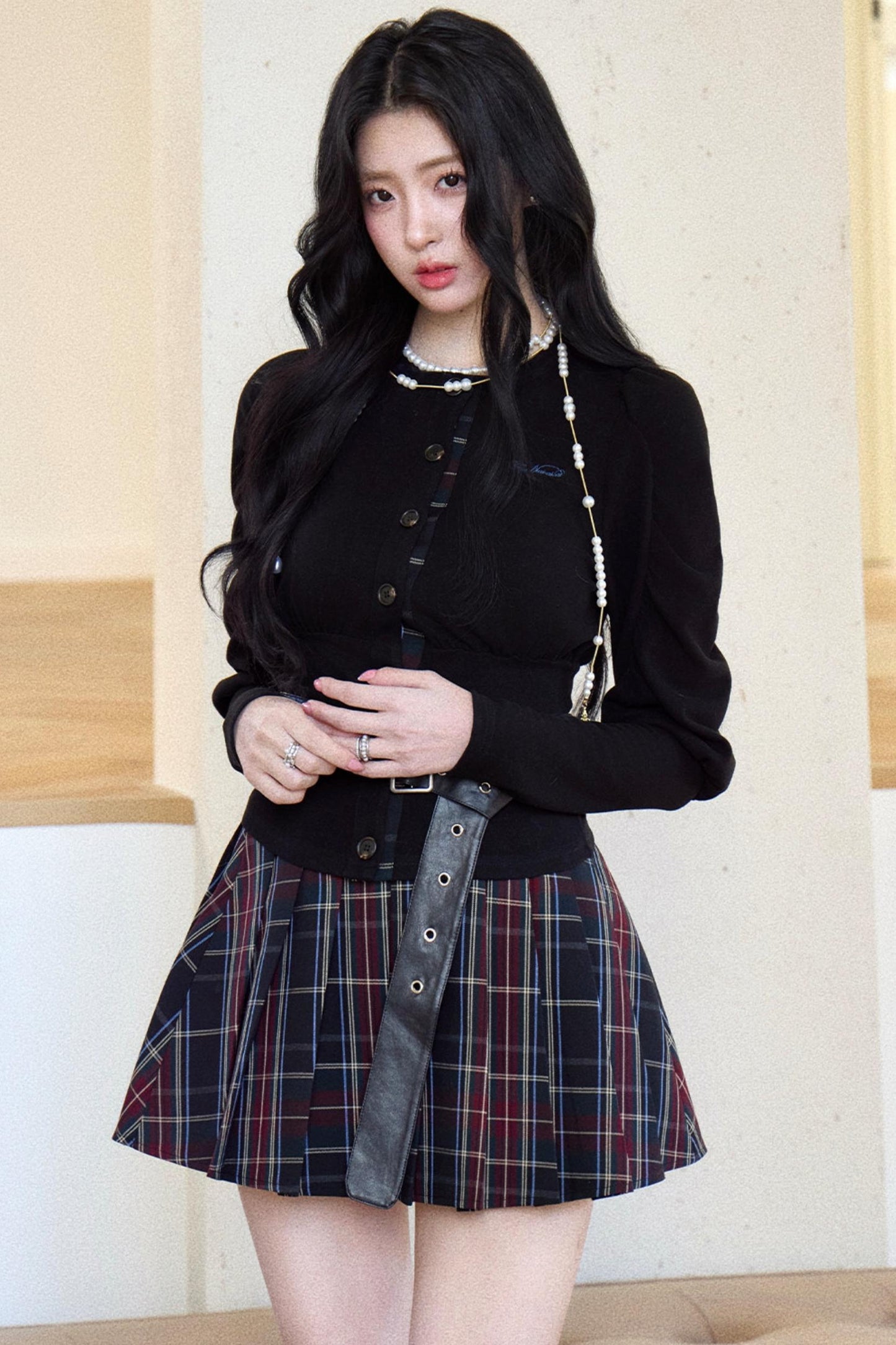 Chemise noire à manches bouffantes avec ceinture