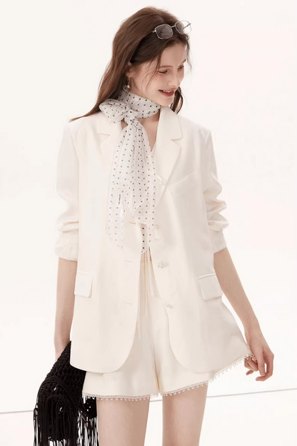 Elegantes weißes Blazer-Ensemble