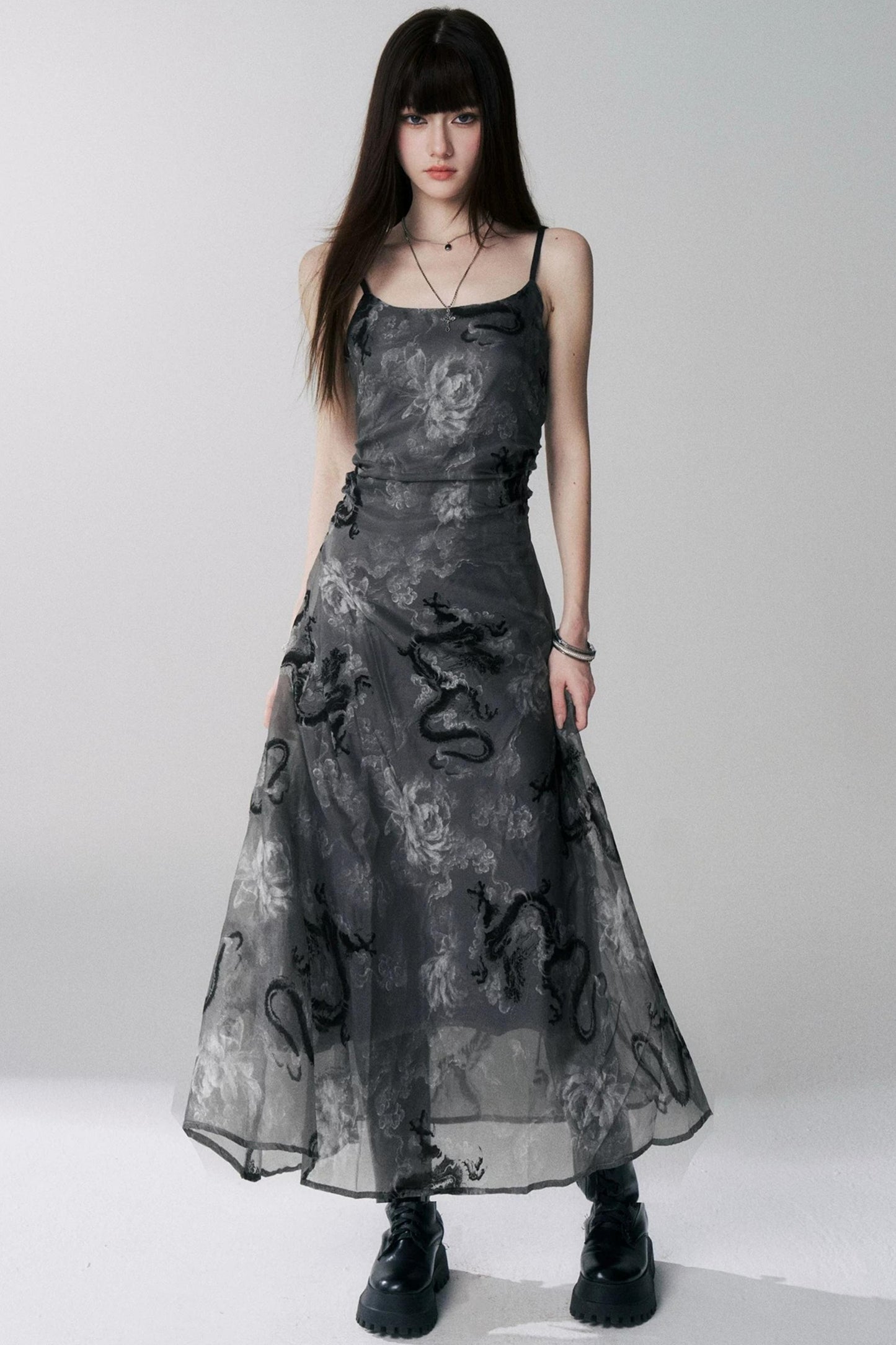 Trägerkleid mit Drachen- und Blumenmuster aus luftigem Feingewebe