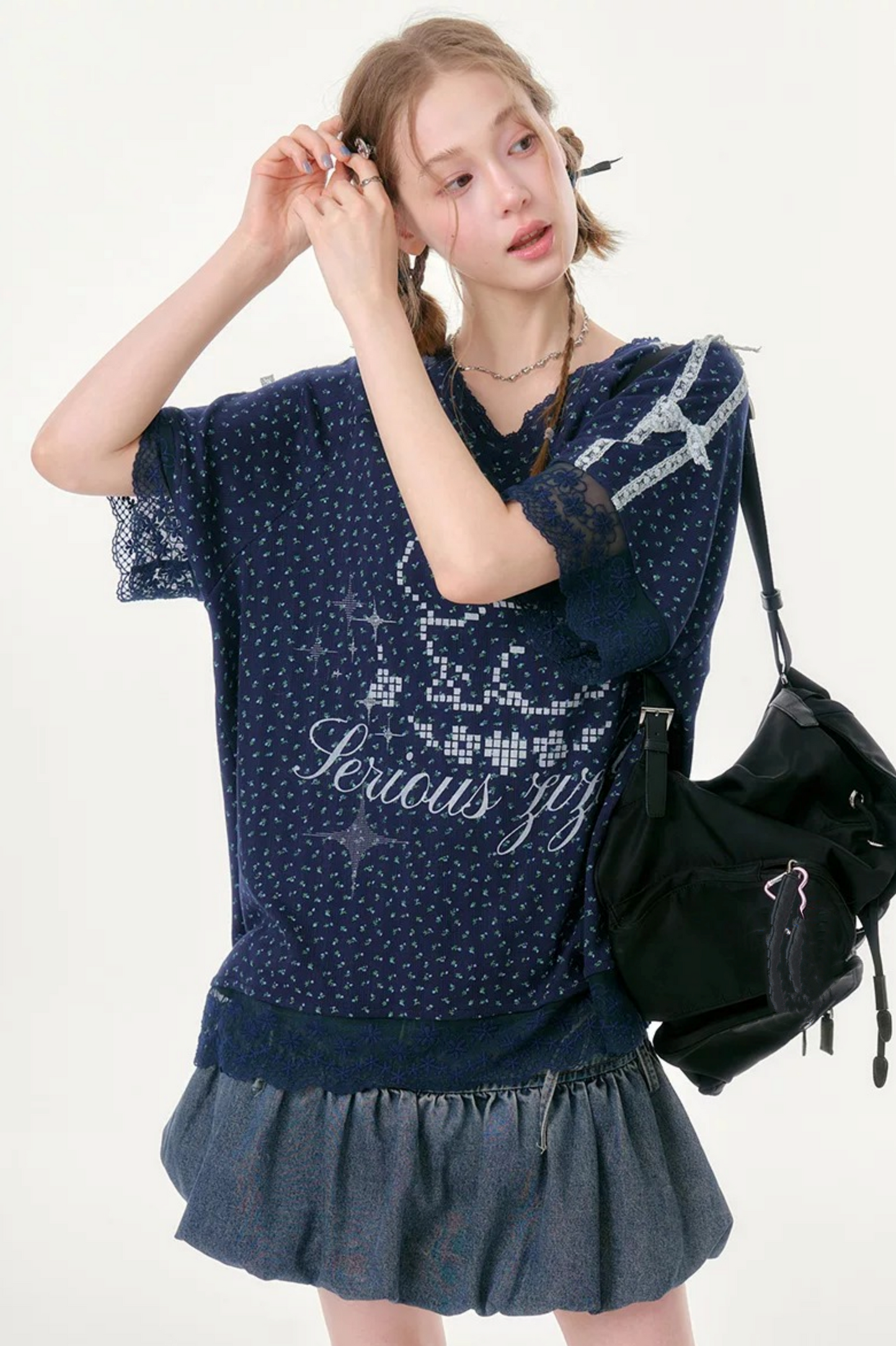 Tee-shirt bleu foncé en dentelle florale à col en V