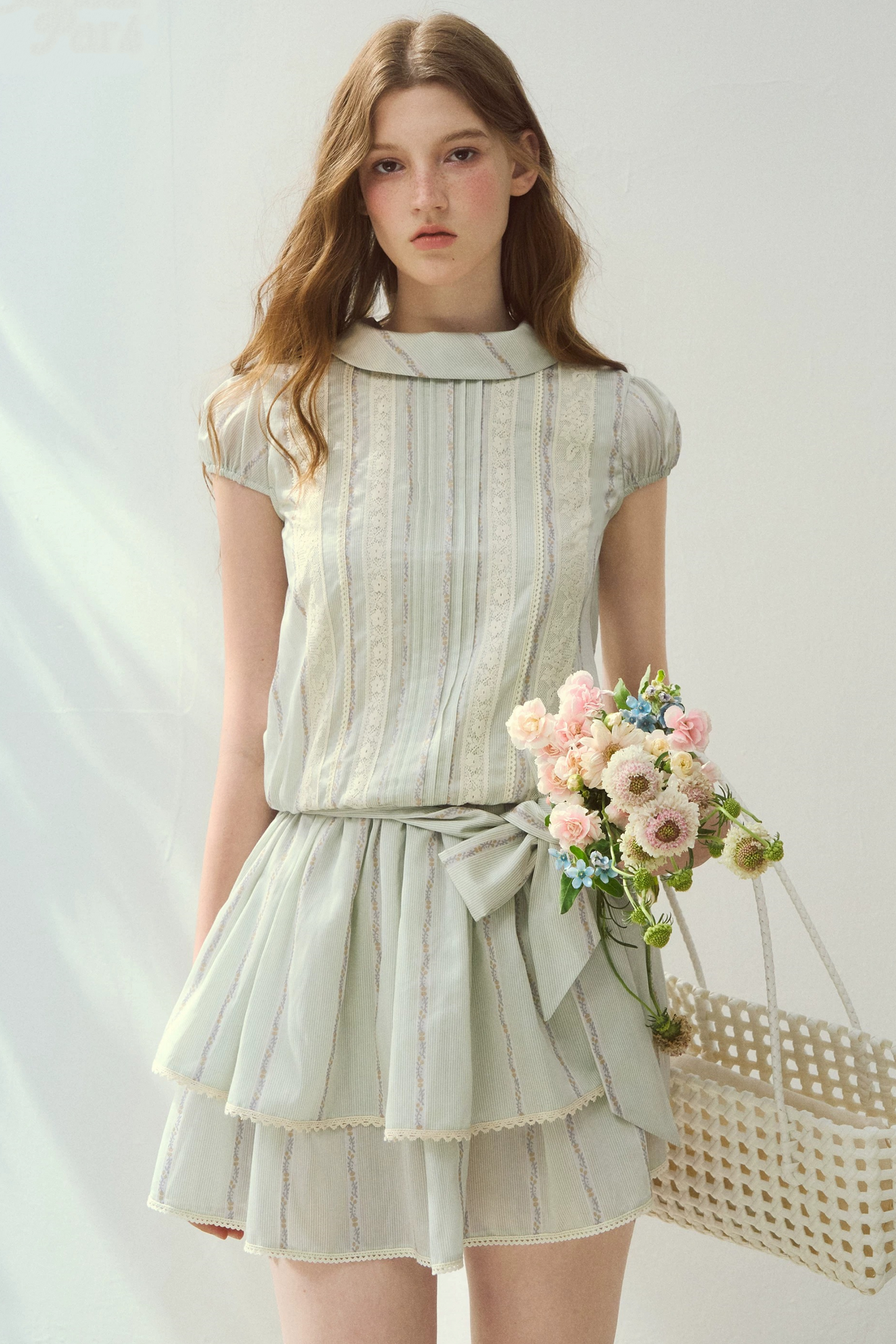 Lyocell-Spitzenkleid mit Biesenfalten und halbhohem Kragen