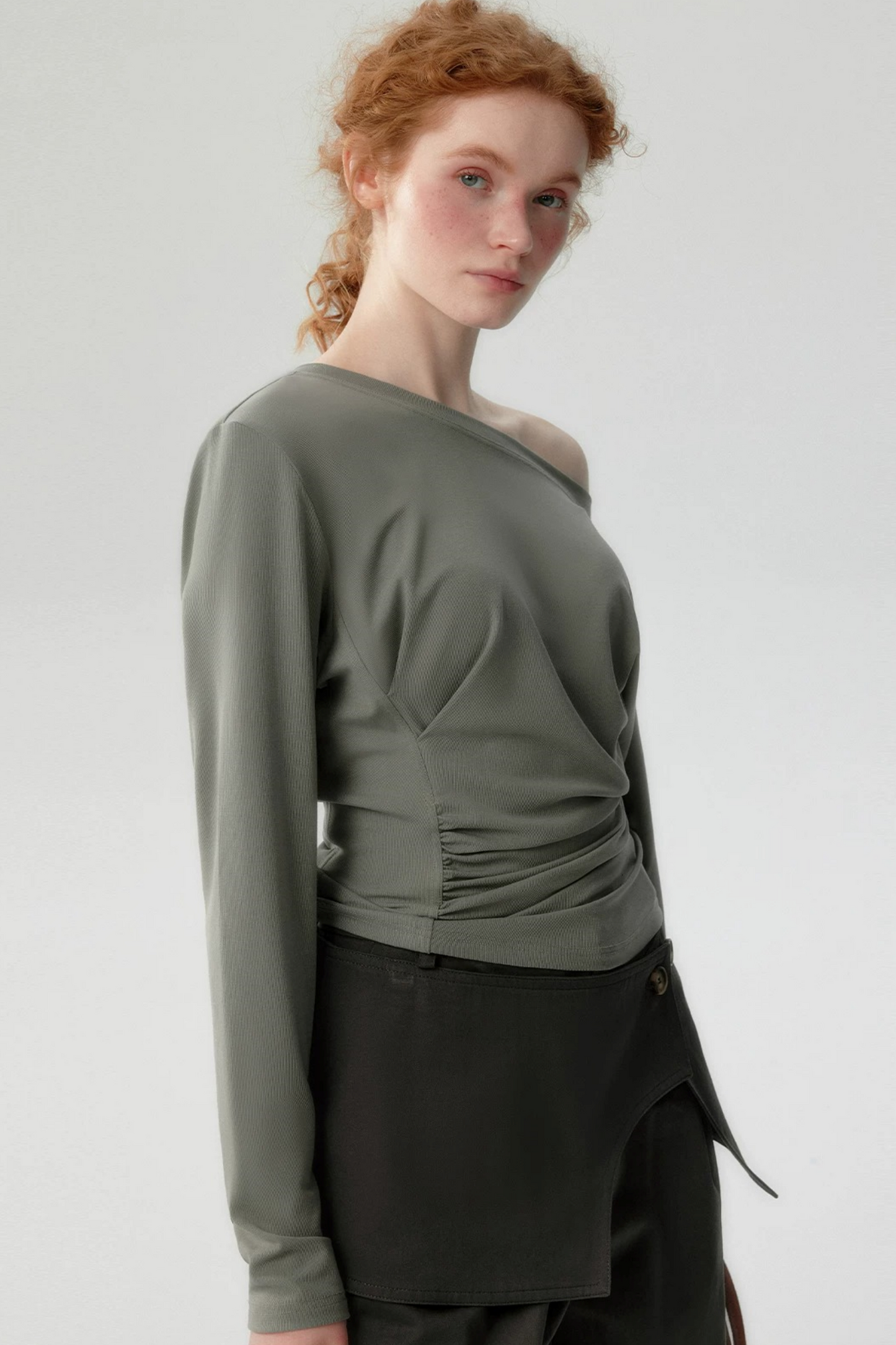 Top in lyocell a maniche lunghe con una spalla scoperta