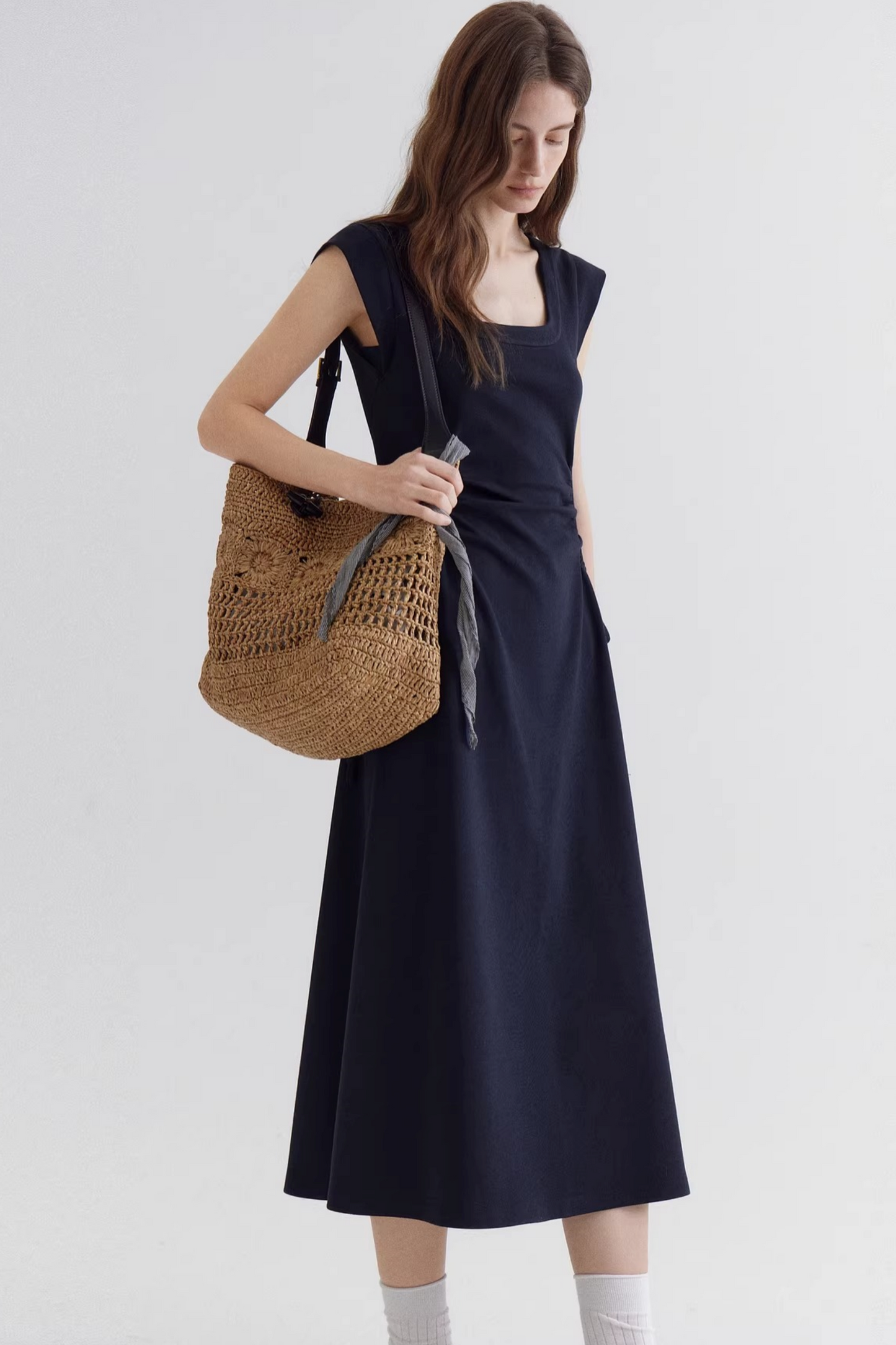 Robe à encolure carrée et taille nouée