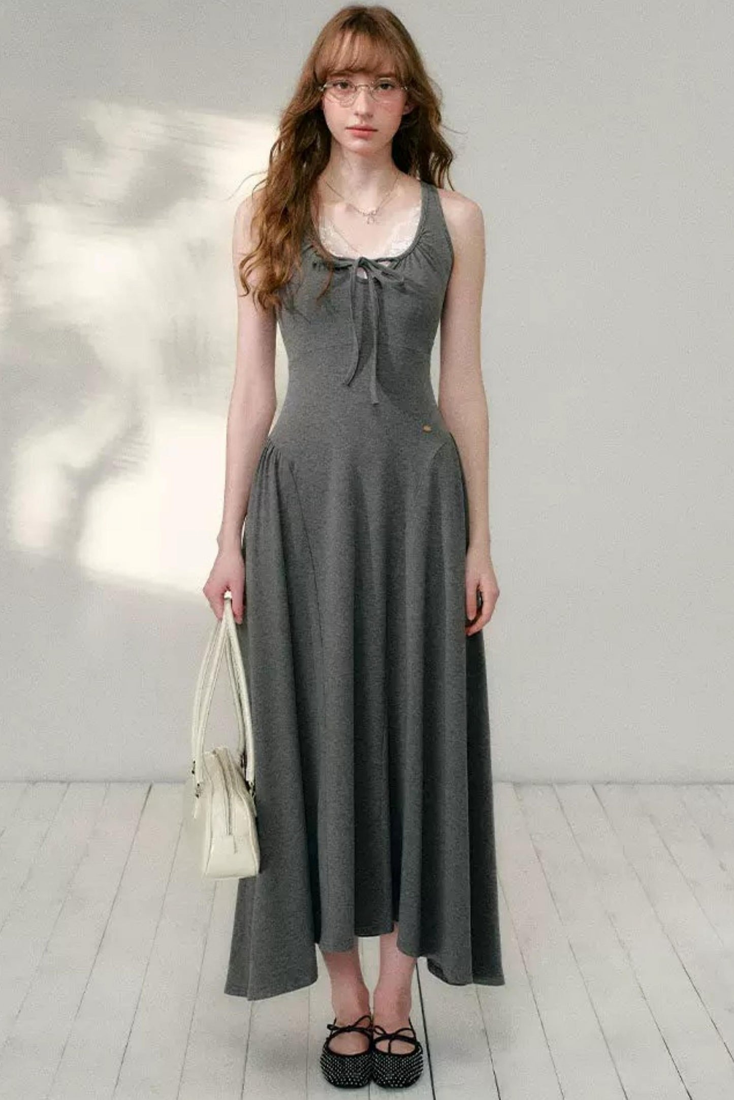 Vestido línea A irregular con escote en U en gris