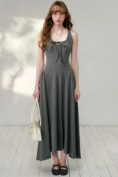 Vestido línea A irregular con escote en U en gris