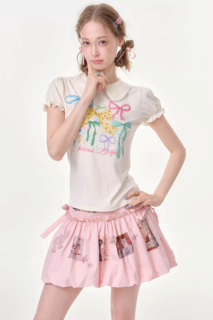 T-shirt bianca con maniche a sbuffo e stampa con fiocchi
