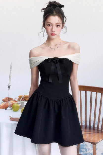 Vestido con hombros descubiertos en colores contrastantes