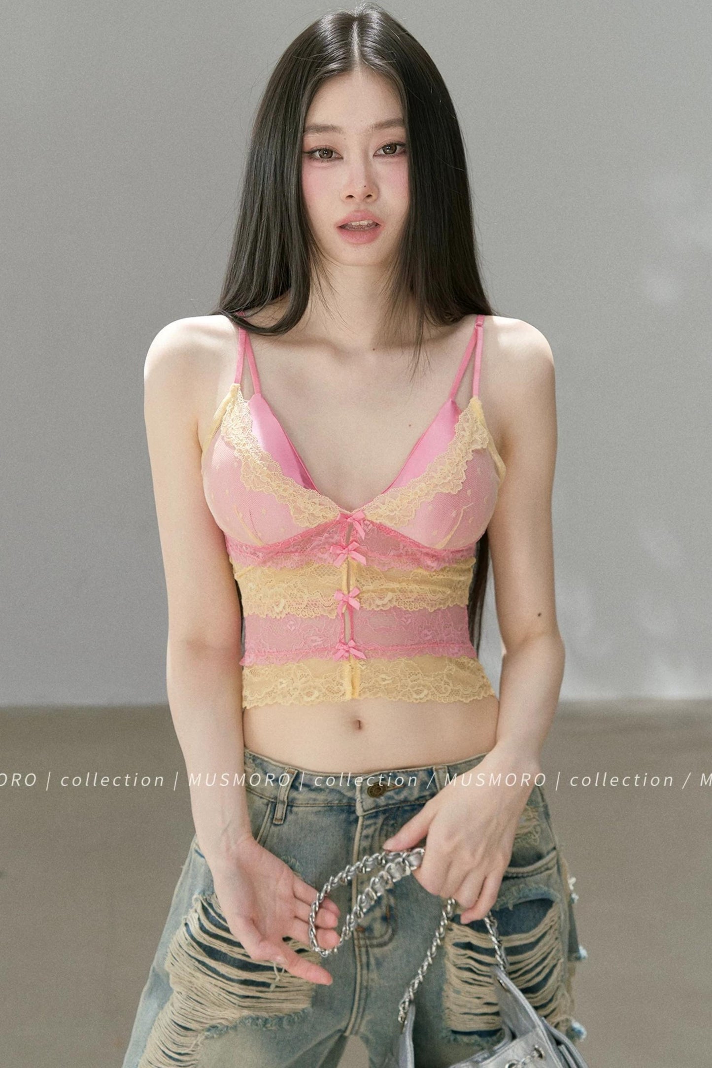 Top in pizzo a blocchi di colore con scollo a V profondo