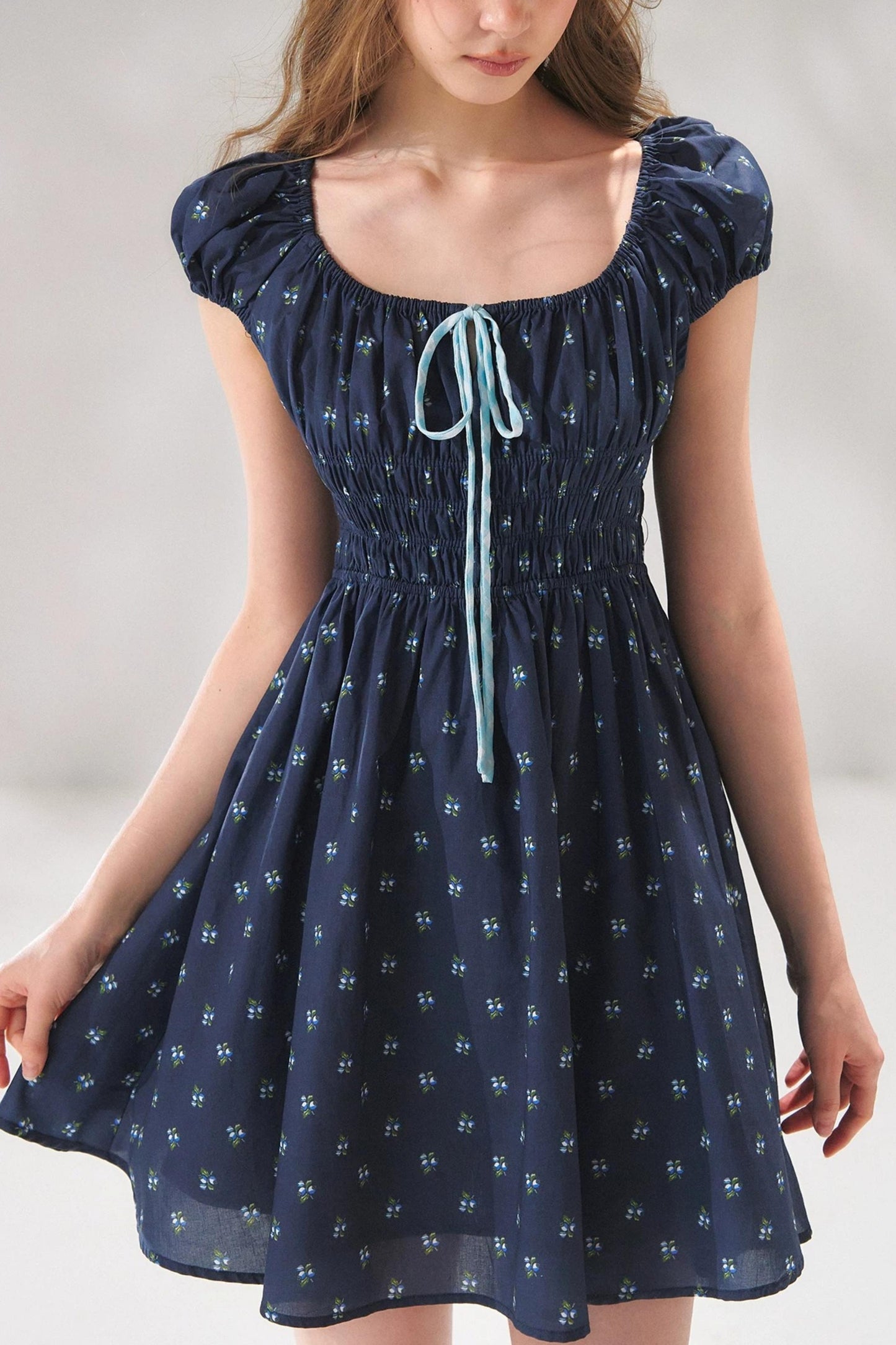 Abito floreale blu navy con lacci