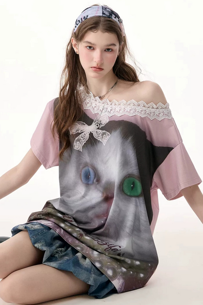 Weit geschnittenes T-Shirt mit Katzenprint und Spitzenkragen
