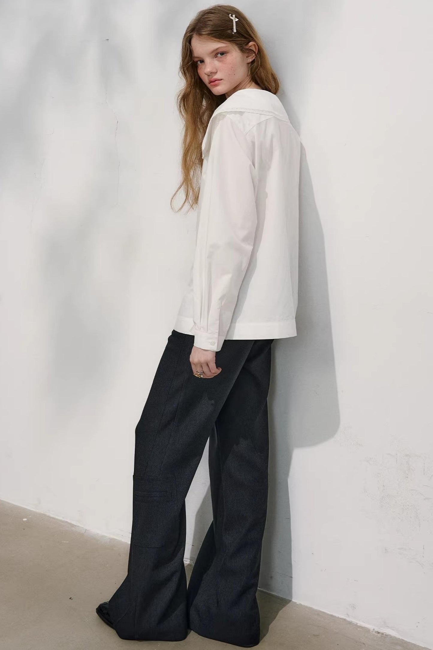 밤색 손으로 말아 올린 플레어 팬츠