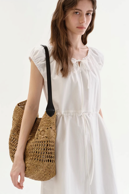 Schlank machendes Kleid mit Spitzenkragen