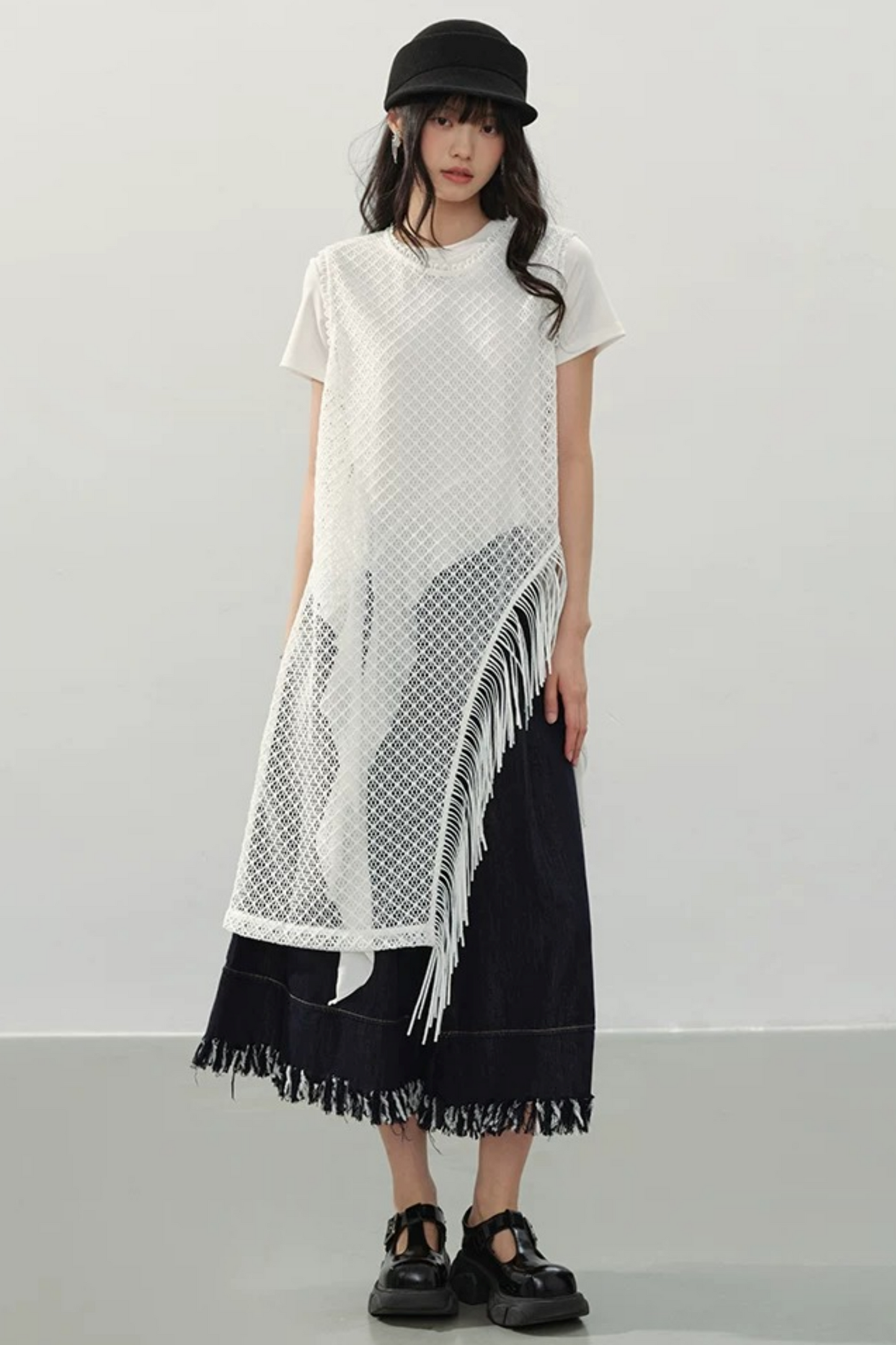 Robe à franges tissée avec découpes irrégulières
