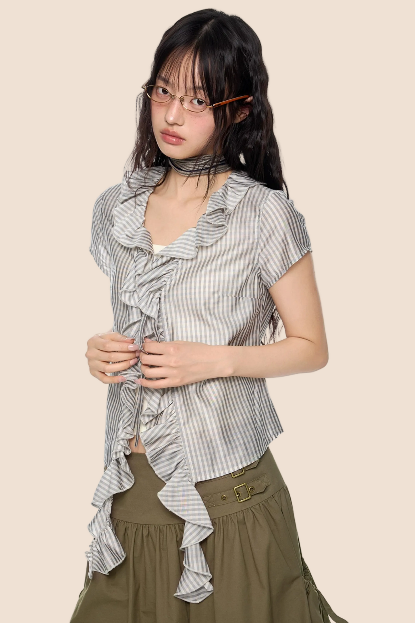 Blusa a quadri con pizzo e scollo a V