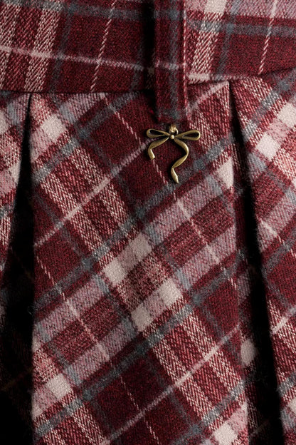 Contrasting Color Bias-Cut Pleated Short Skirt