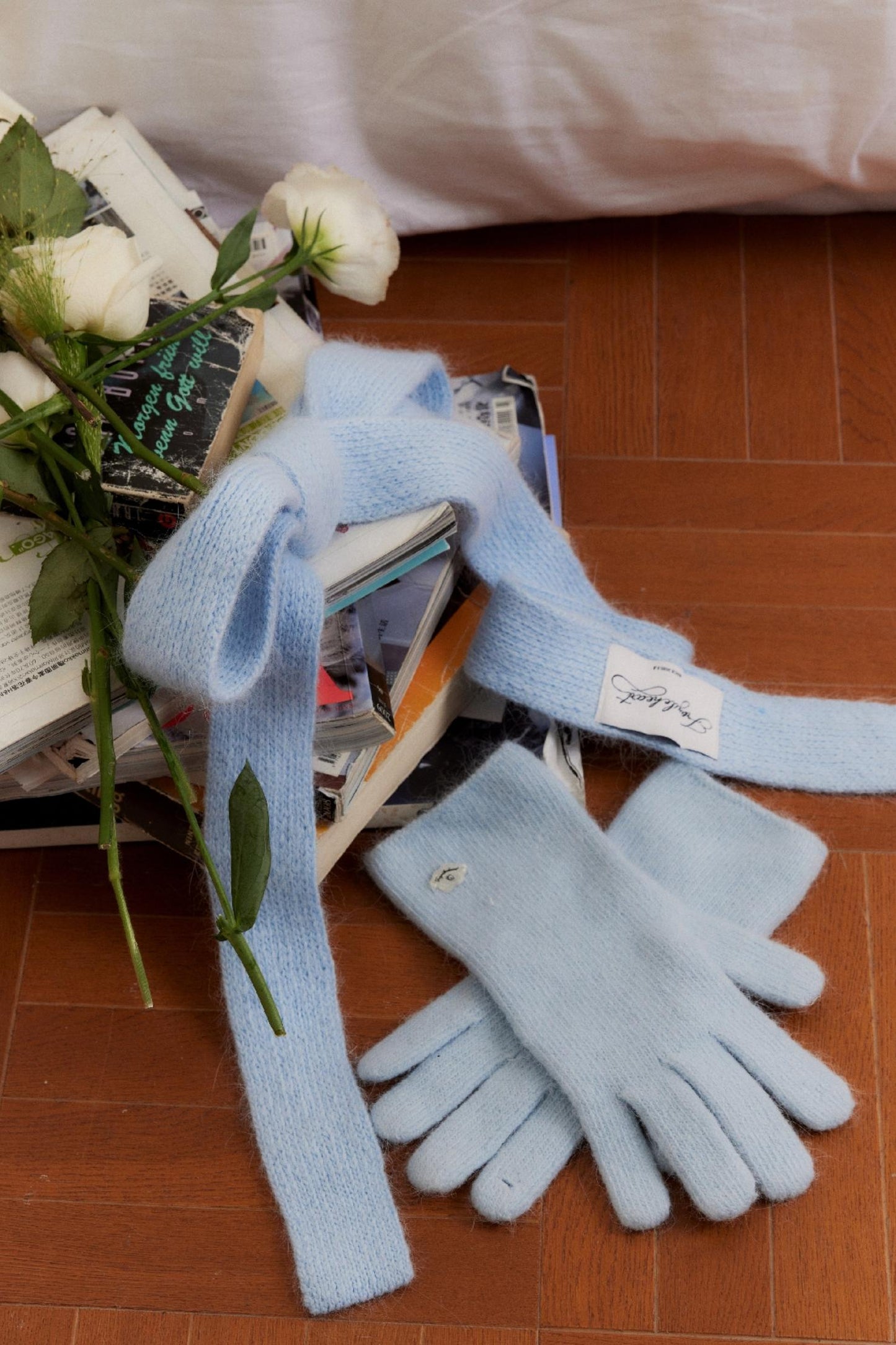 [10 31new] the winter atmosphere of the fragile shop Hokkaido cut-and-sew baby blue scarf gloves in the fall and winter