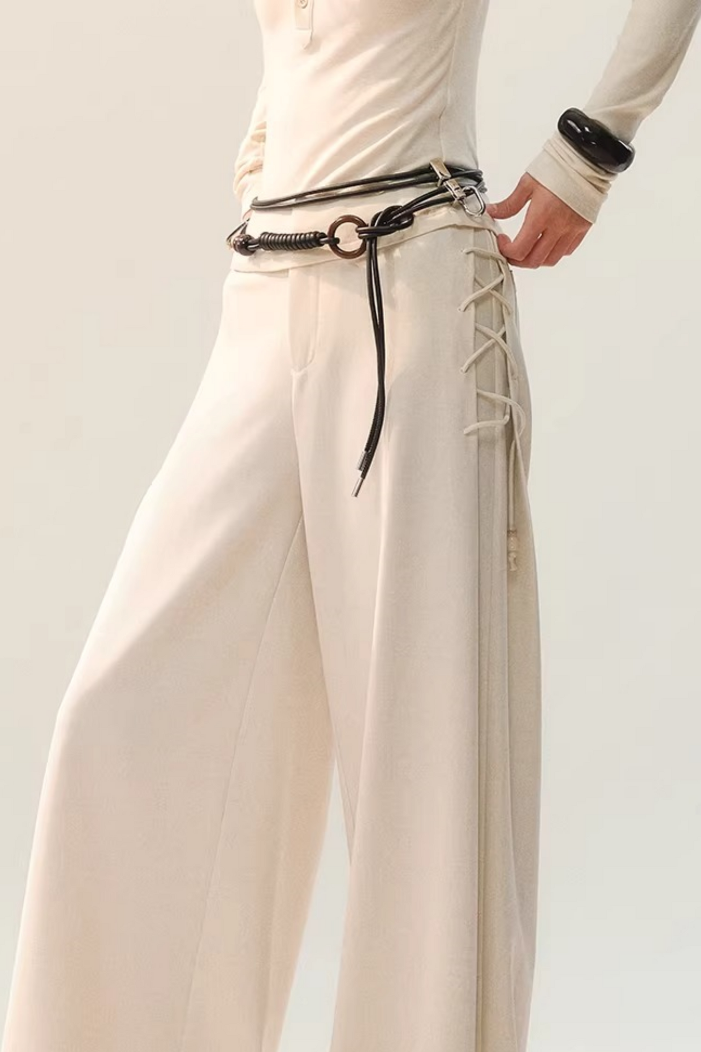 Pantalon large drapé à nouer sur le côté