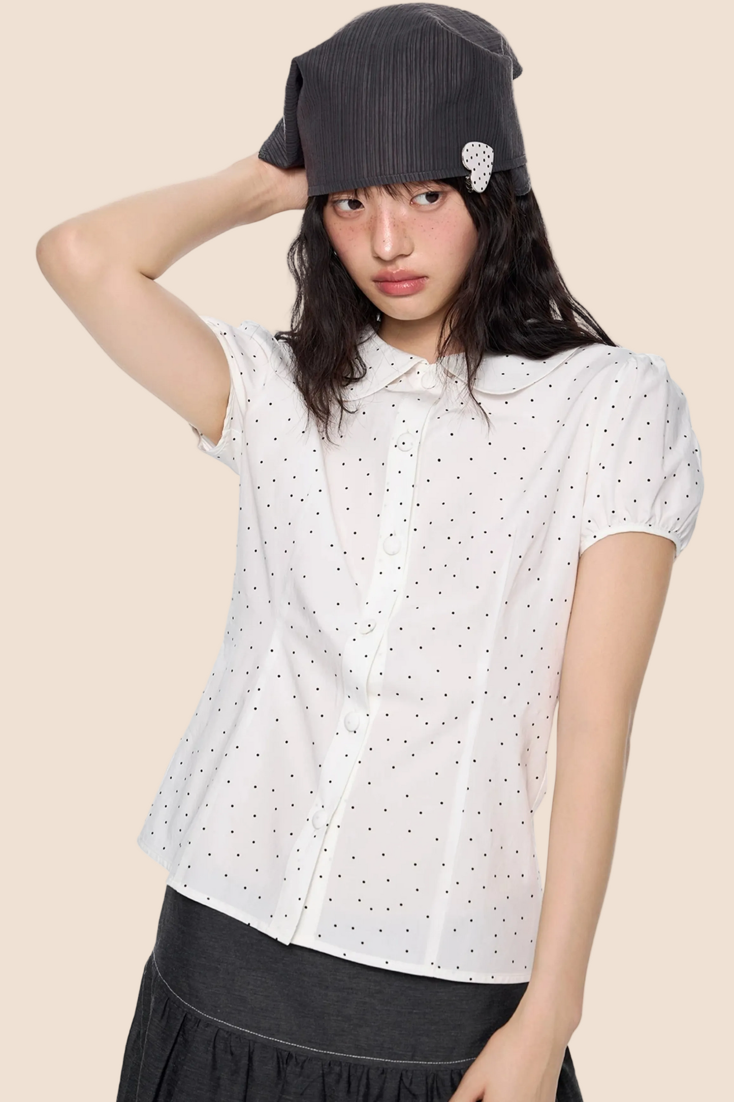 Blusa a pois con maniche a sbuffo