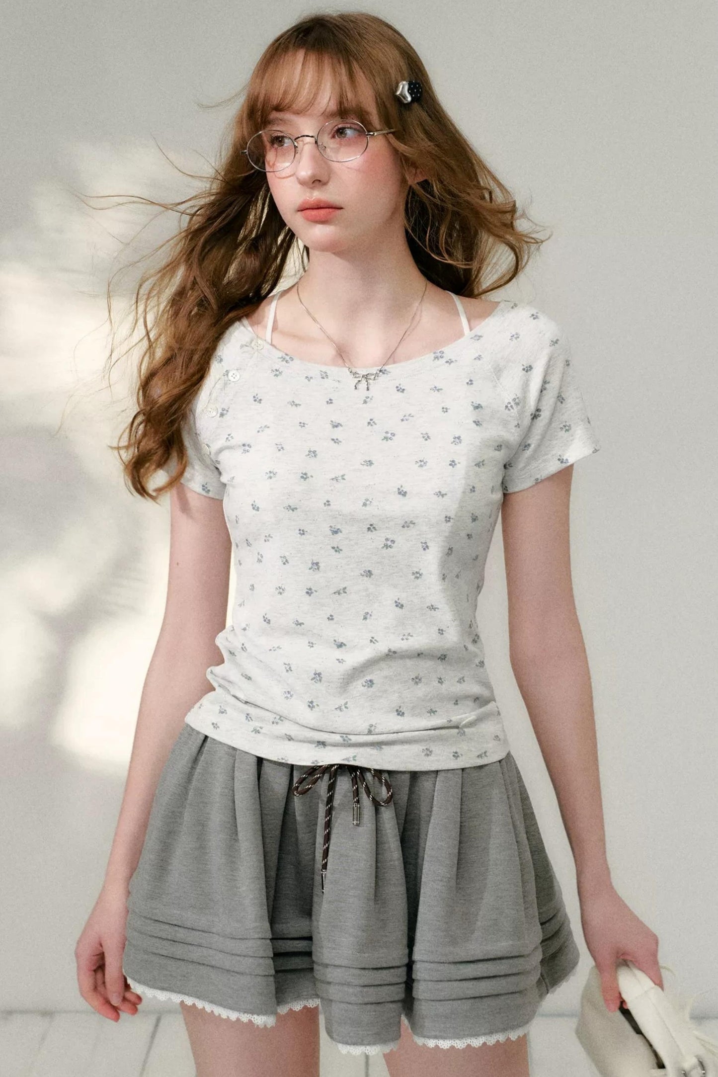 T-shirt con Scollo Asimmetrico e Stampa Floreale