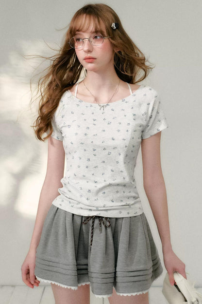 T-shirt con Scollo Asimmetrico e Stampa Floreale