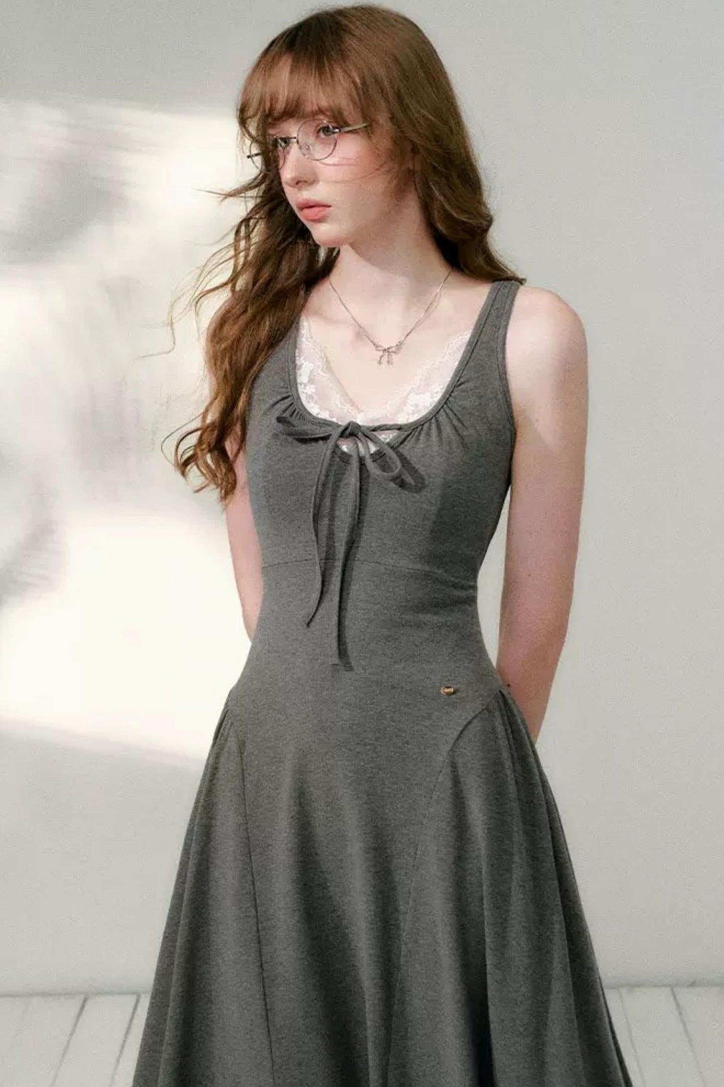 Vestido línea A irregular con escote en U en gris