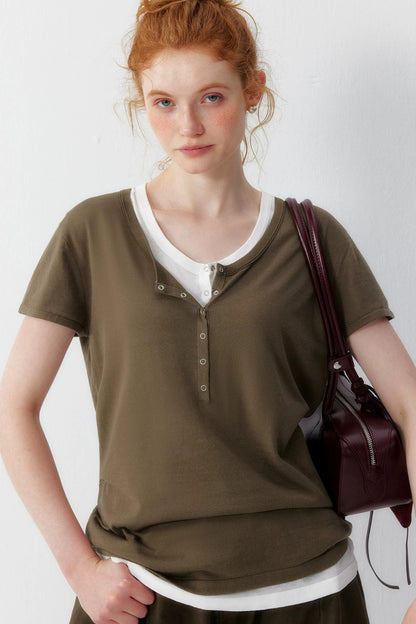 Maglia Henley a maniche corte in fibra di cellulosa rigenerata