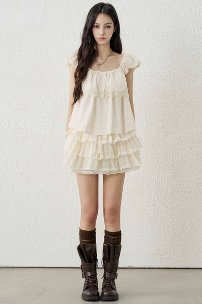 Top corto estilo babydoll con mangas con volantes