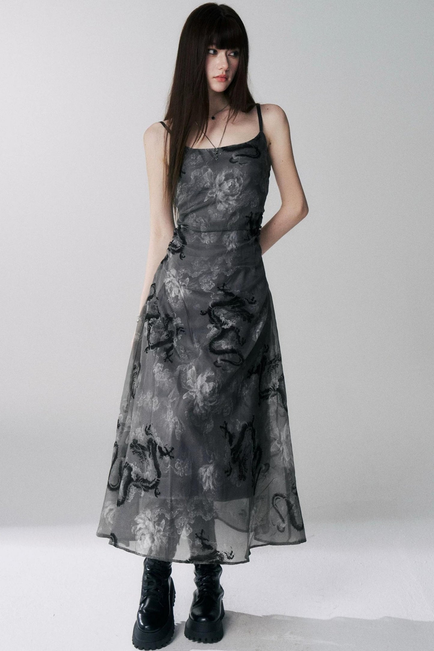 Trägerkleid mit Drachen- und Blumenmuster aus luftigem Feingewebe