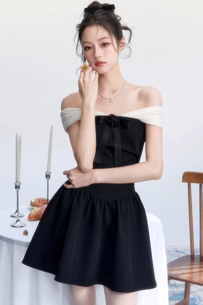 Vestido con hombros descubiertos en colores contrastantes