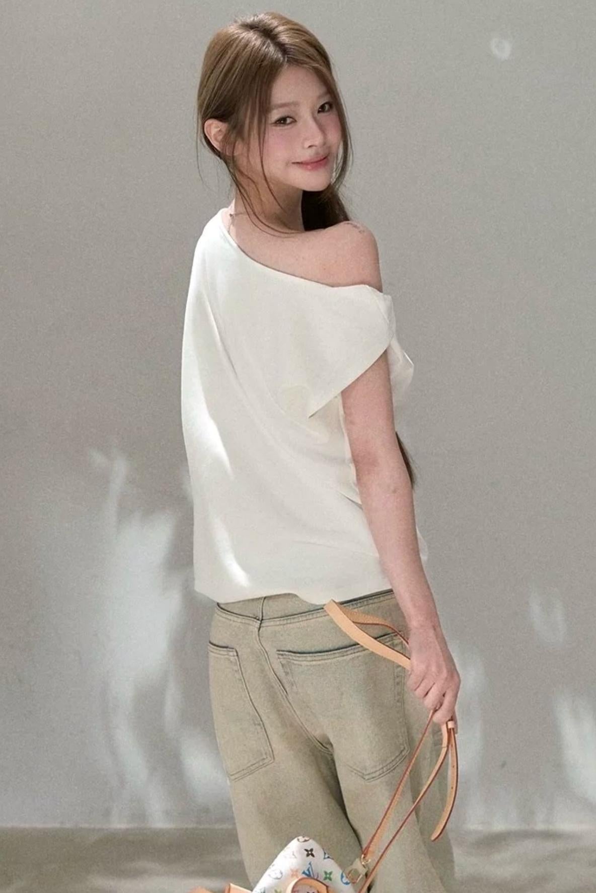 Three-Dimensional Twist Shoulder Top