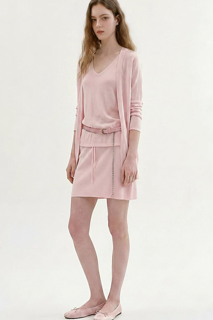 Completo a maglia dalla vestibilità rilassata con cardigan smanicato e gonna