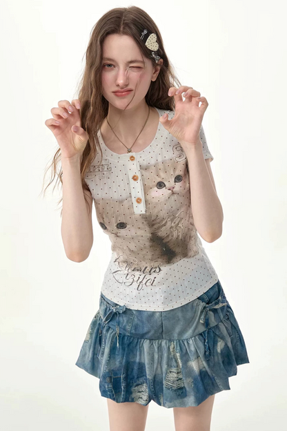 Schmal geschnittenes Oberteil mit Polka-Dots und Katzenprint