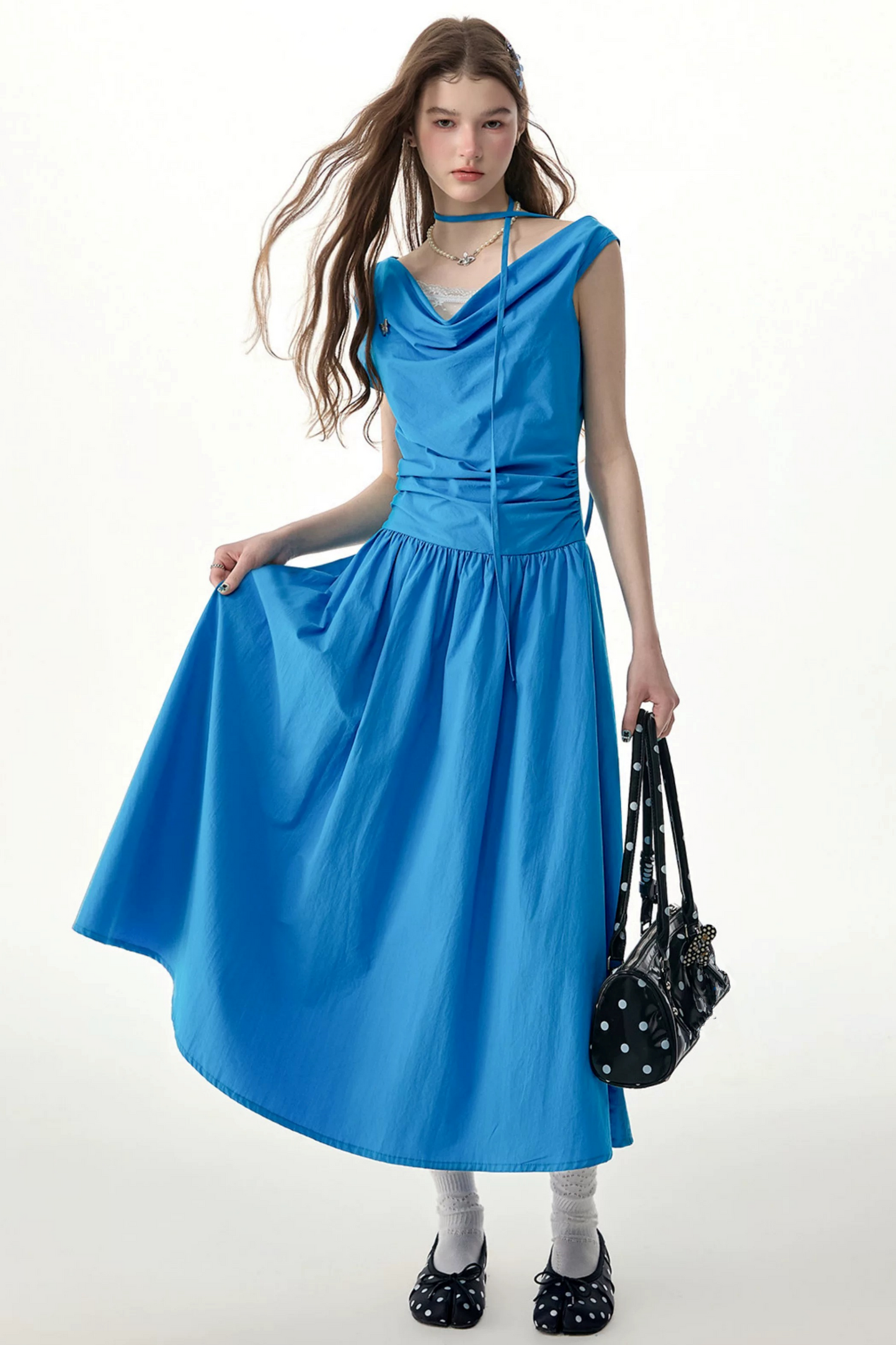 Blaues langes Kleid mit Wasserfallausschnitt