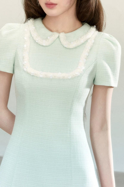 Vestido evasé con solapa encantadora