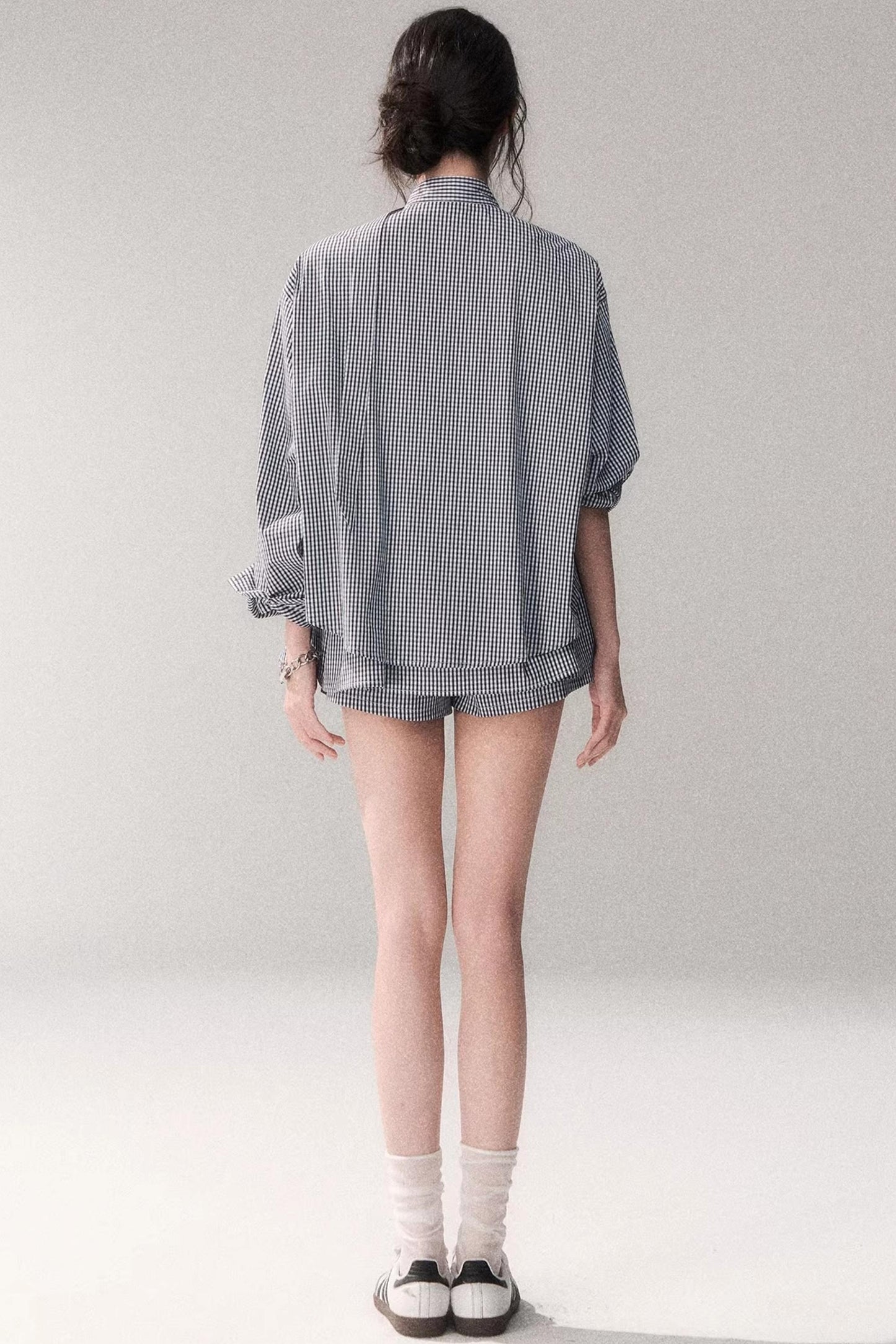 Ensemble chemise à carreaux bleus et dentelle