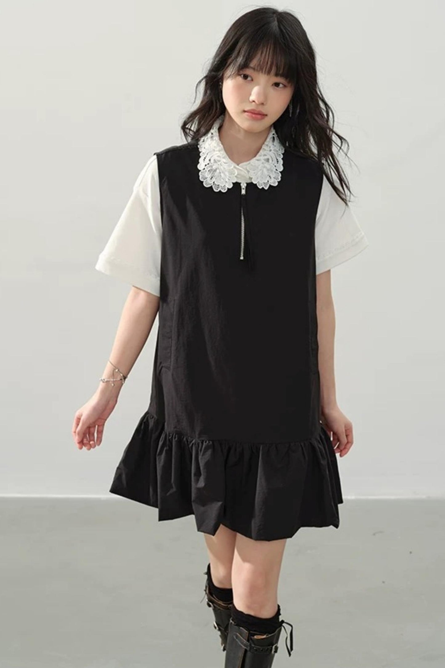 Vestido negro con cremallera y bajo con volantes
