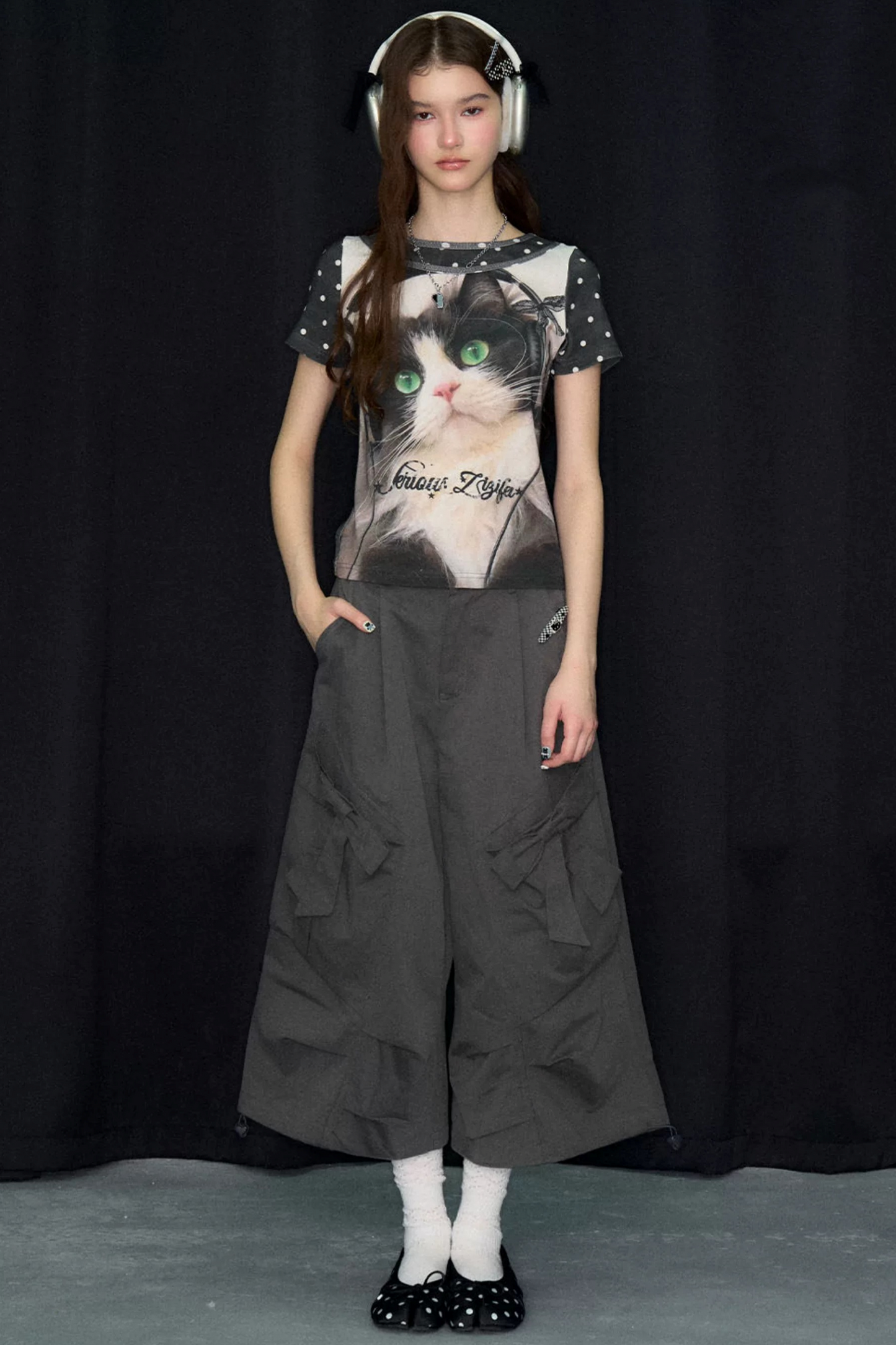 T-Shirt mit Katzenprint und Polka-Dots