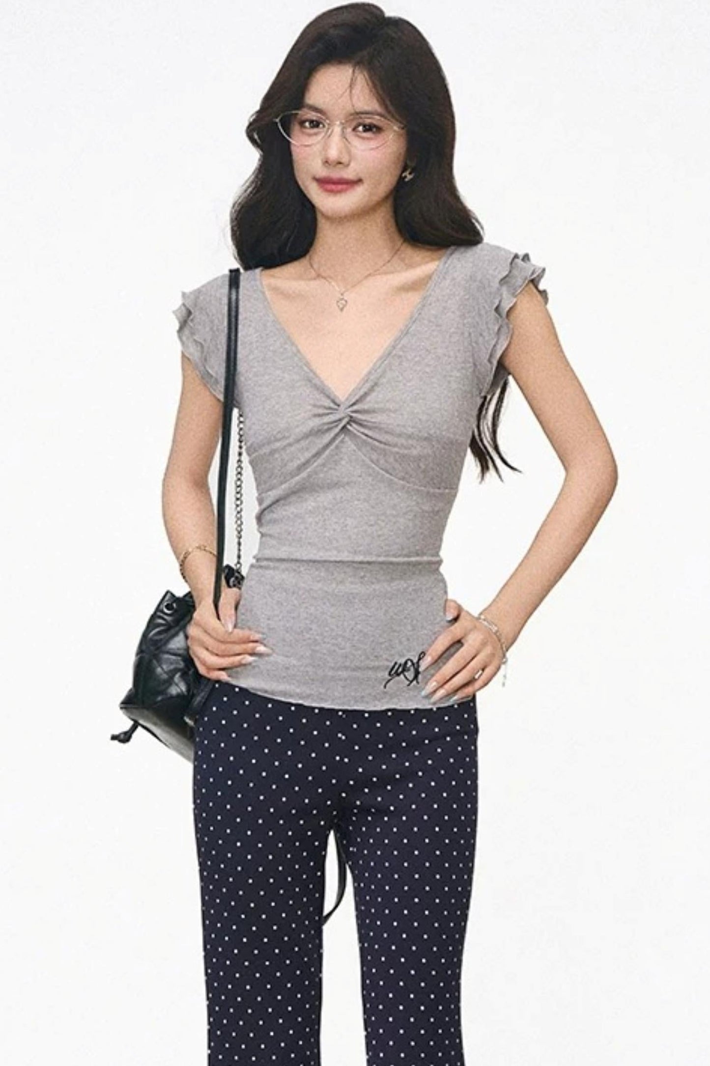 Strickoberteil mit Flatterärmeln und gepunktete Hose im Set