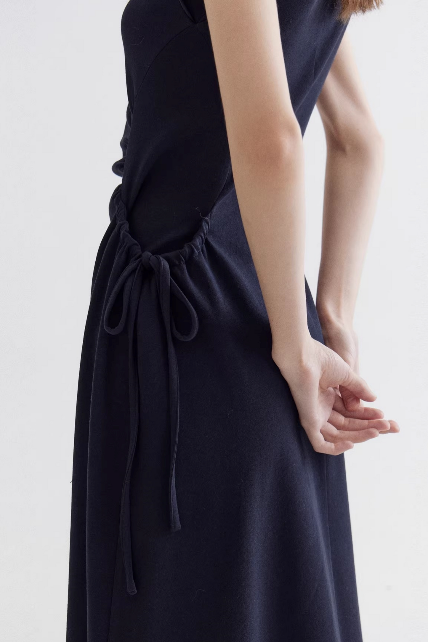 Robe à encolure carrée et taille nouée