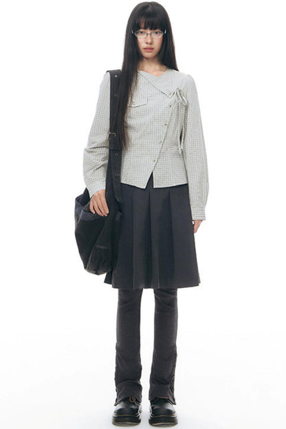 Anordnung aus diagonal kariertem Hemd und Blumenrock