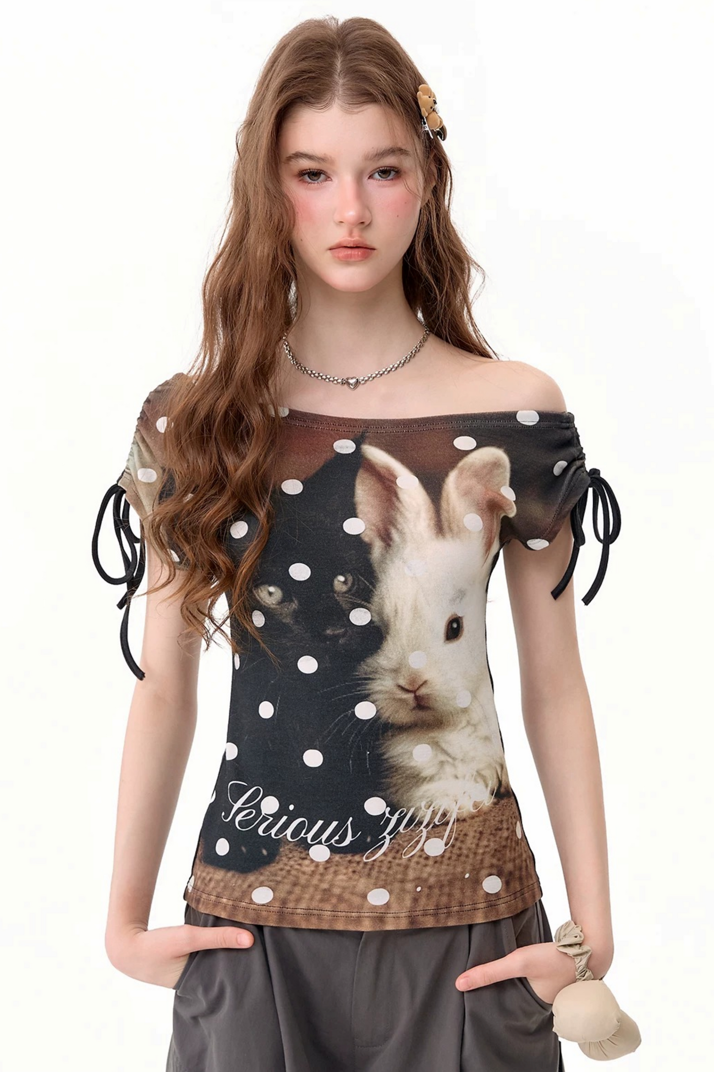 Maglia con stampa a pois con gatto e coniglio