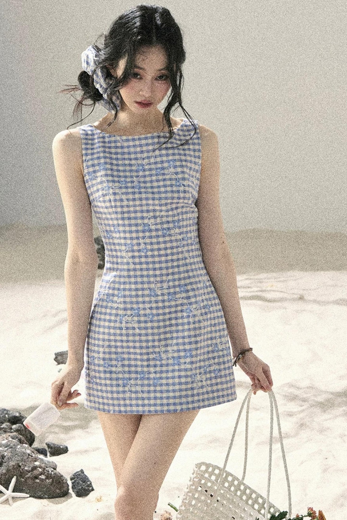 Robe d’été à carreaux avec broderie