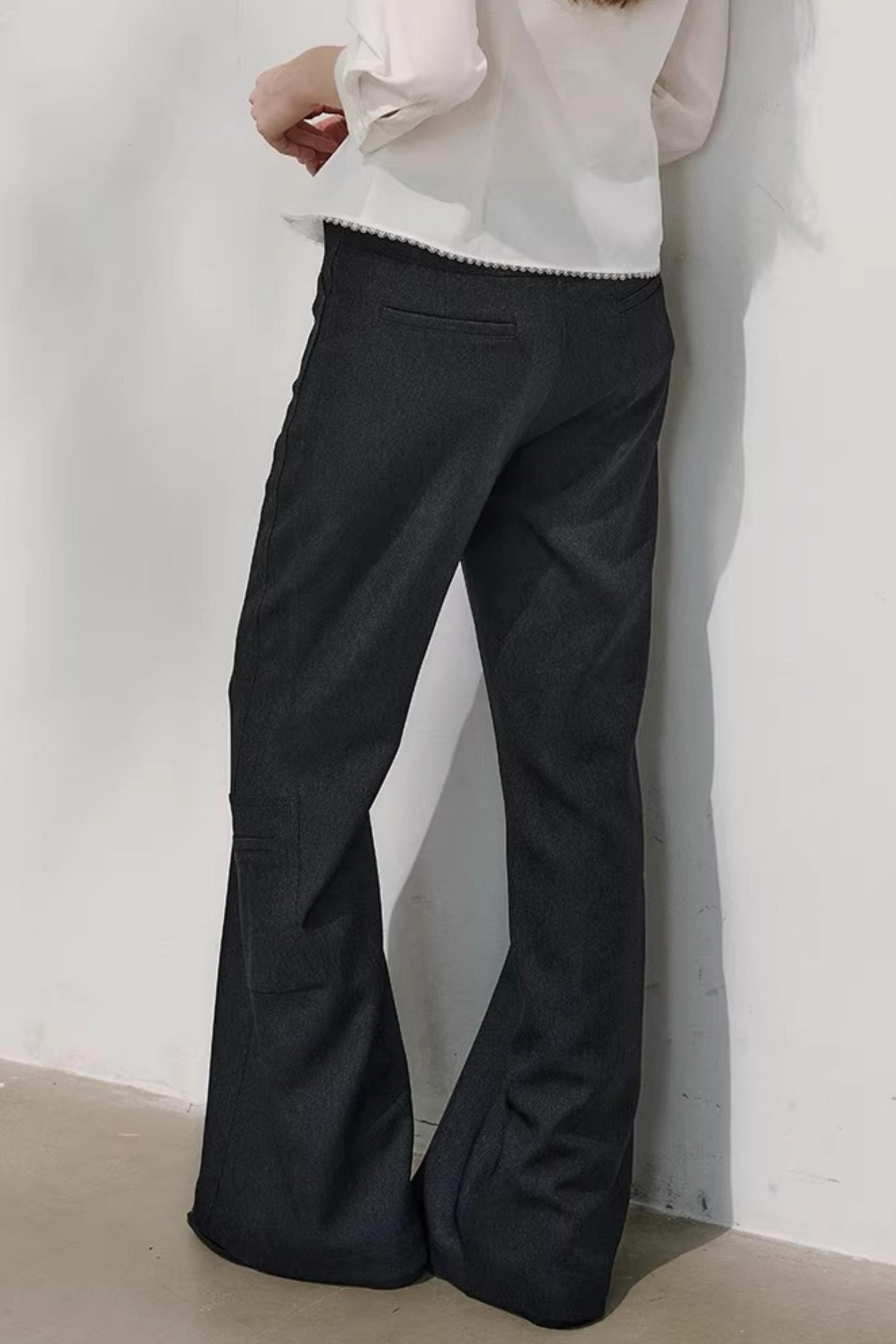 밤색 손으로 말아 올린 플레어 팬츠