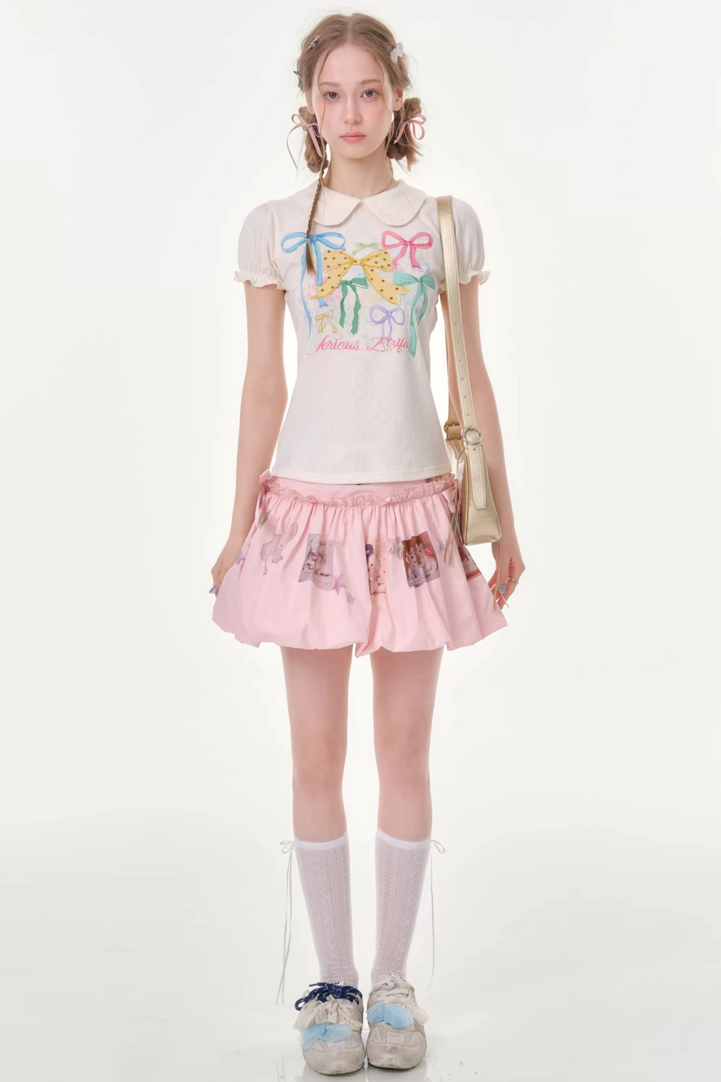 T-shirt bianca con maniche a sbuffo e stampa con fiocchi